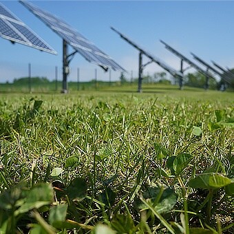 配有 LINAK 产品的太阳能电池板