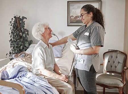 老年农民爬梯子进入大型农业机械的操作员驾驶室