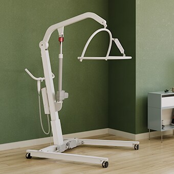 在所示的环境中，配有 LINAK 产品的病人升降器。