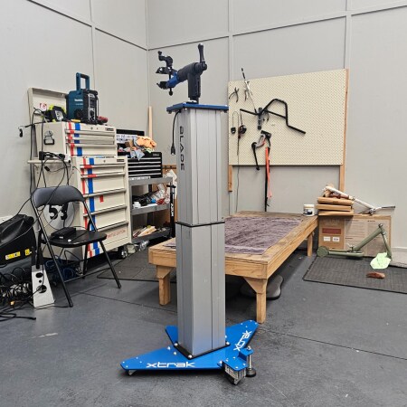 Blade Commercial 的 Blade Lifter,是一款由 LINAK 产品驱动的电动自行车升降系统