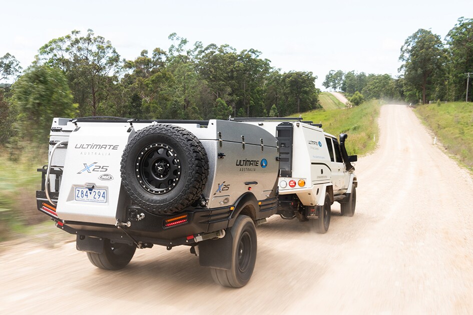 Ultimate X25 露营拖车在土路上行驶