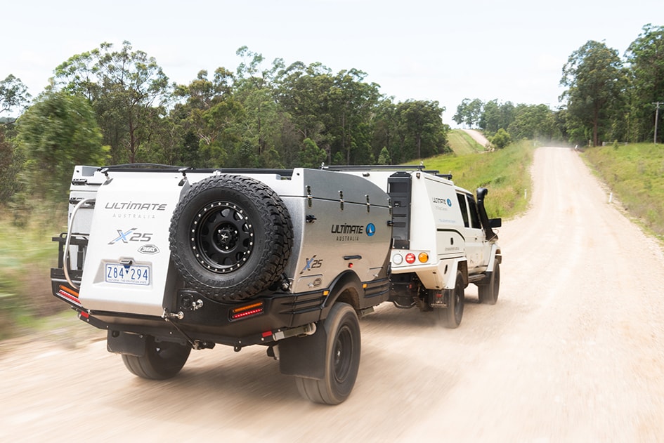 Ultimate X25 露营拖车在土路上行驶