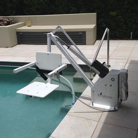Para Mobility 产品，Kingfisher Pool-Spa Access 座椅。
