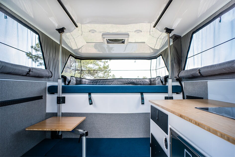 在卡车露营车内，LINAK 电动推杆用于灵活的移动生活。