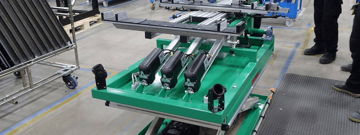 使用三个 LA36 推杆调整装配台并能使其倾斜