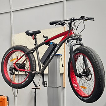 Blade Commercial 的 The Blade Lifter，是一款由 LINAK 提供动力的电动自行车升降系统