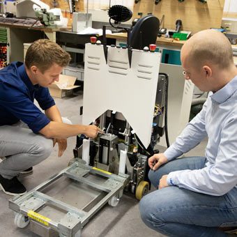 Kristof Parz（InSystems 公司）和 Marius Bruns (LINAK)