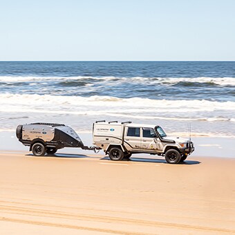 Ultimate X25 露营拖车在海滩上