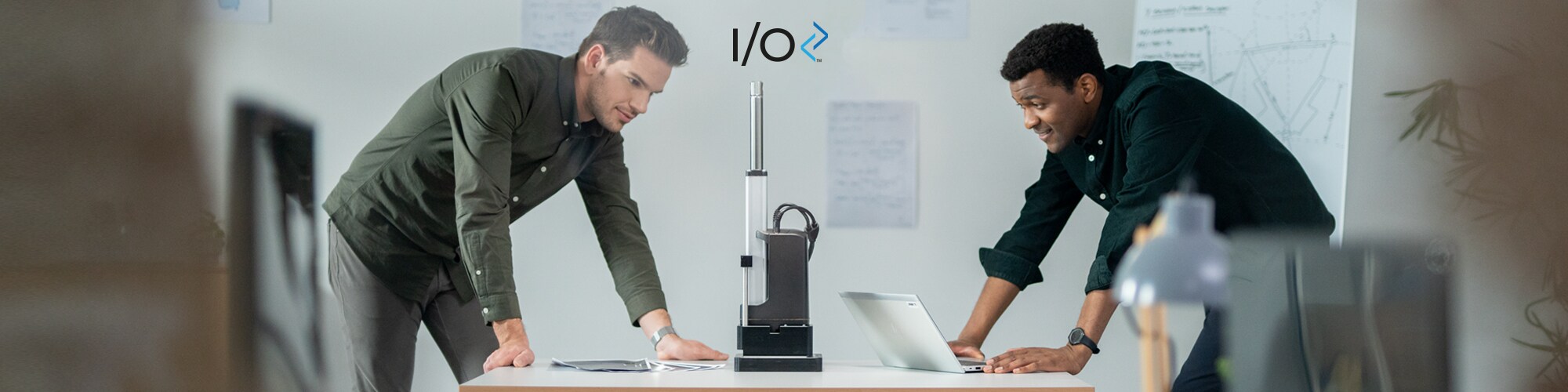 工程师负责控制和调节电动 I/O 推杆