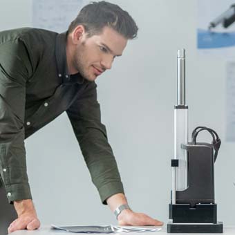 工程师可控制和调节电动 I/O 推杆