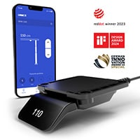 LINAK DPI1C 控制器采用简洁的流线型设计 - 装有 App，Desk Connect™。德国创新奖标志和红点标志，包括 2023 年红点奖获得者标签。