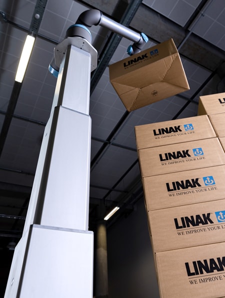 LINAK® 电动升降柱：ELEVATE™ 用于黑暗生产环境的协作机器人堆垛机