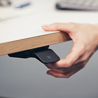 使用LINAK DPI 控制器，简单地倾斜拨片即可调整升降桌。