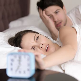 避免您的室友被嘈杂的闹钟吵醒 ，只需用可调床的 HC40 手控器配备的静音闹钟