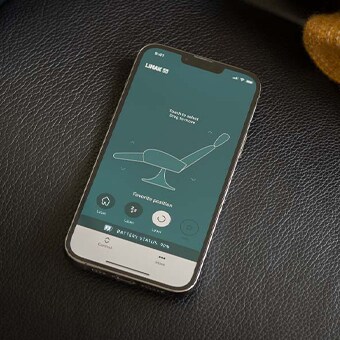 坐在斜躺椅上时，在手机上打开 LINAK My Recliner App