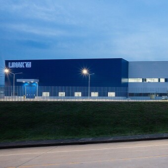 LINAK（力纳克）亚太区。 这座建筑占地 12,000 平方米，同时具备制造、物流和行政管理职能