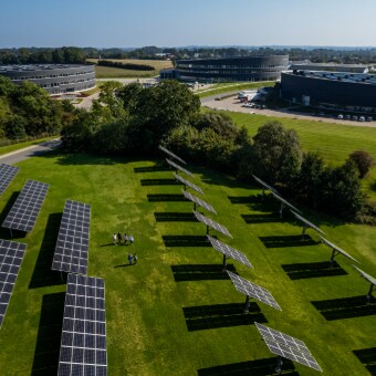LINAK（力纳克）圆形建筑前面的太阳能电池板 