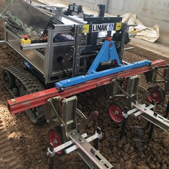 半自动除草机器人展现了未来的农业。