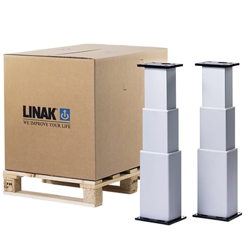 纸板箱旁的两个 LINAK® BL1 电动升降柱