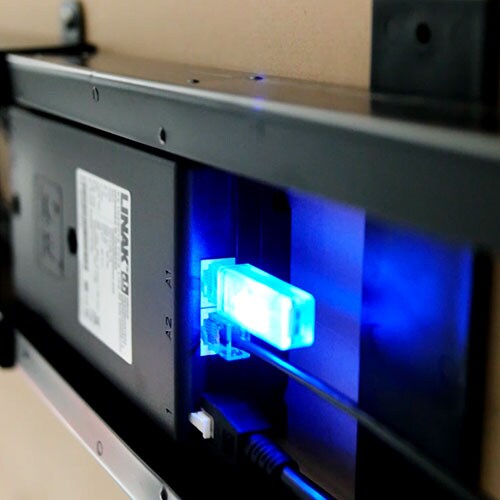 升降桌蓝牙适配器插入 LINAK 控制盒，用于无线控制。