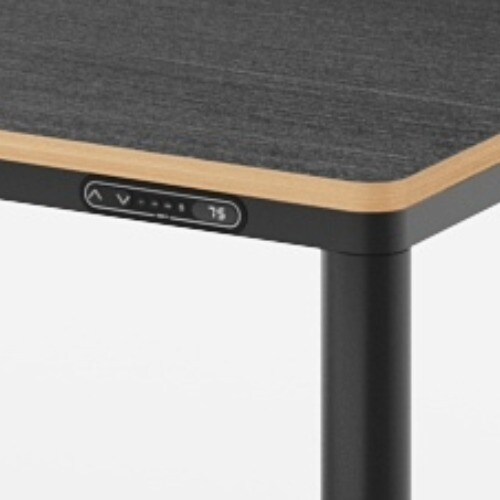 升降桌一角，深色木质桌面，木质边缘，手控器集成在桌架中。