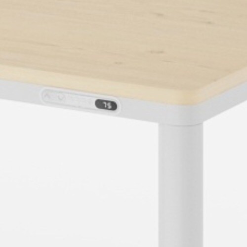 简洁优雅的高度可调四腿桌，配有木质桌面和带数显的手控器