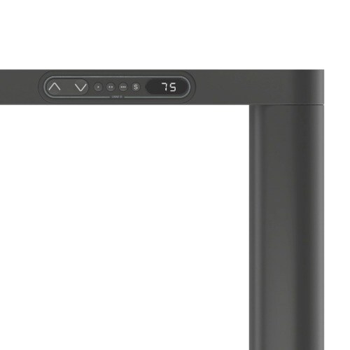 带集成式手控器、高度调节按钮和数字显示屏的桌架特写 