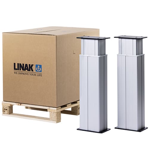 纸板箱旁的两个 LINAK® DL2 电动升降柱