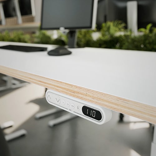 高度可调的升降办公桌,桌面下方装有白色的现代化DPF1C 控制器