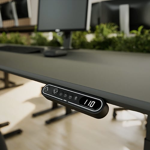 高度可调的升降办公桌,配有倾斜安装的黑色 LINAK DPF1C 控制器