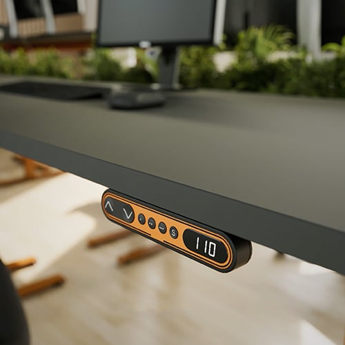 LINAK DPF 升降桌控制器的定制橙色正面贴膜,控制器显示屏放置在电动升降桌上