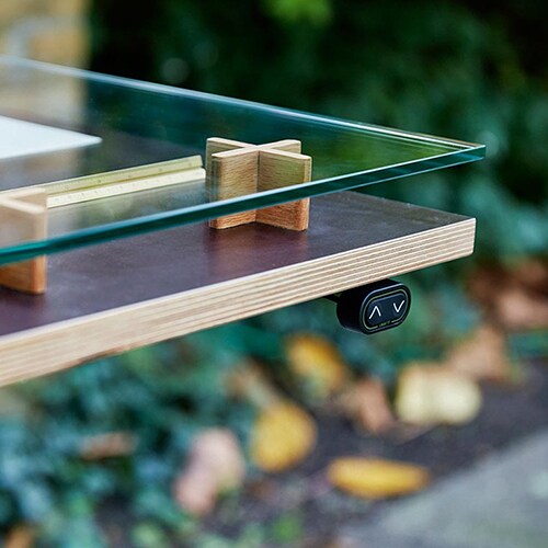 标志性的电动升降办公桌配有装在桌面下方的紧凑型离散设计的 DPF1K 控制器