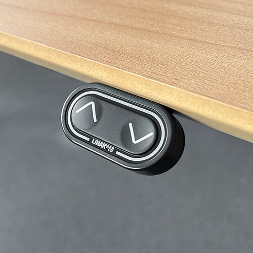 DPF 控制器倾斜装在桌面上。