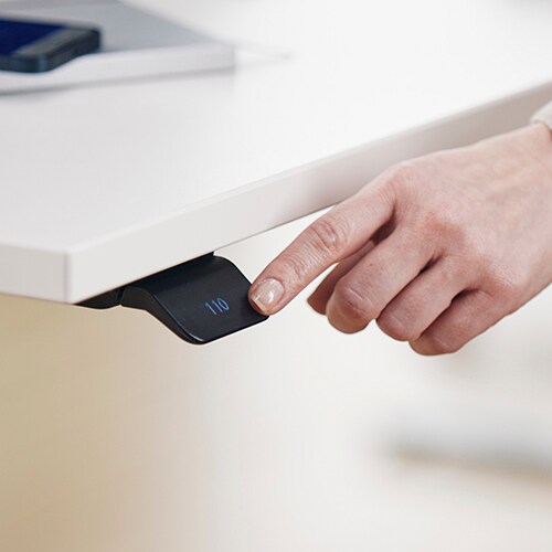 LINAK DPI1C 控制器配有显示屏，倾斜拨片设计使操作更容易 - 安装在电动升降桌上也更美观。