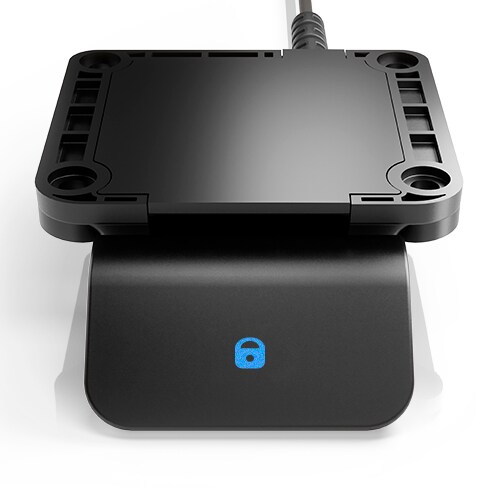 LINAK DPI1C 控制器前视图，钥匙锁功能已启动，显示屏显示图标。