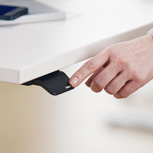 LINAK DPI1K 通过倾斜创新的拨片来调整电动升降桌。