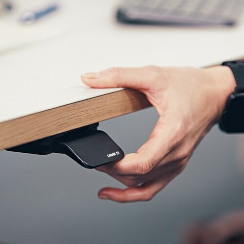 LINAK DPI1K 控制器 - 通过简单的上下倾斜拨片来轻松地调整电动升降桌