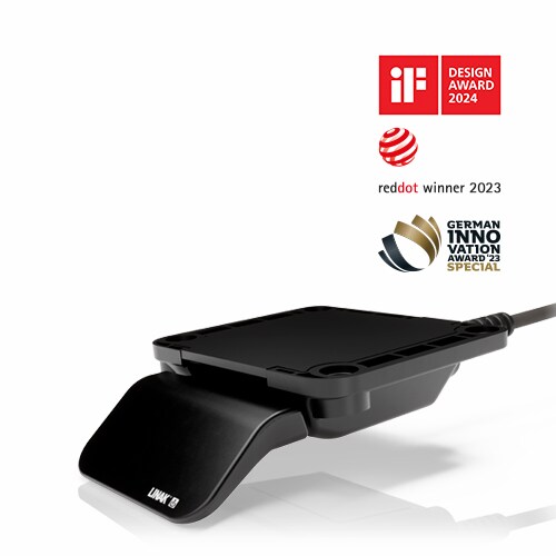 LINAK DPI1K 控制器采用简洁的流线型设计。非常适合于各种电动升降桌。德国创新奖标志和红点标志，包括 2023 年红点奖获得者标签。