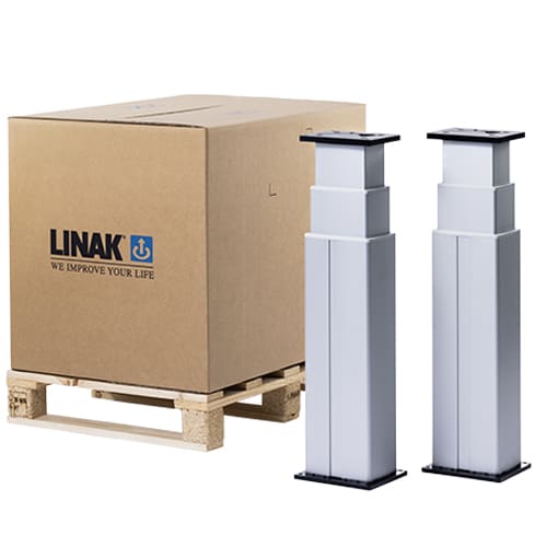 纸箱旁的两个 LINAK® LC1 电动升降柱