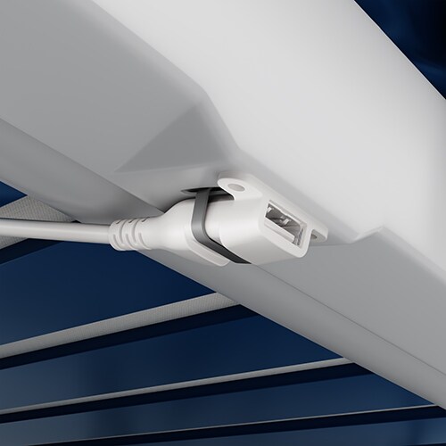 带线的 USB 母座的特写安装示例