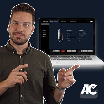 男士在计算机旁，其屏幕显示推杆配置工具 Actuator Connect™。