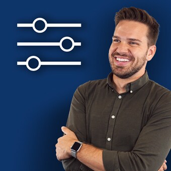 微笑的男士，旁边是插图