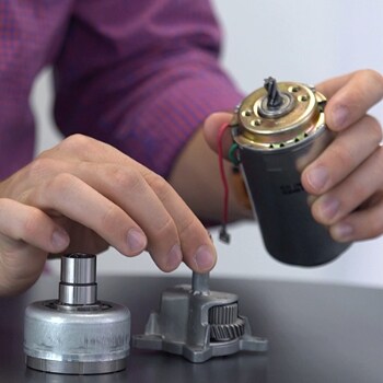 电动直线推杆用离合器的特写图片 