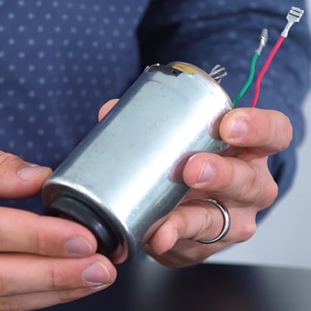 LINAK® 电动直线推杆用直流电机的特写图片。