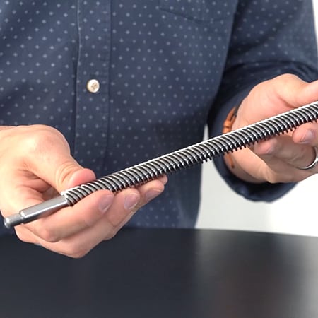 LINAK® 电动直线推杆的主轴（螺杆）特写图片。
