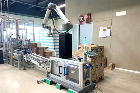 Alca 码垛机使用码垛机器人所用的 ELEVATE™ 升降柱在高处码垛。