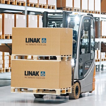 卡车在仓库中运输 LINAK 箱子