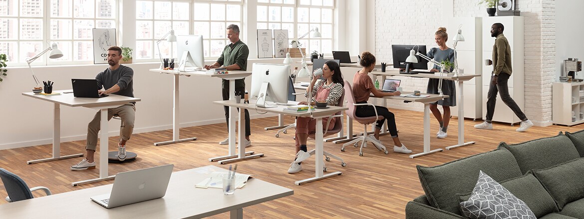 配备灵活座椅和可调办公桌的现代混合式办公空间