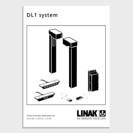 1998 年推出的革命性 DL1 系统:我们首款用于升降桌的全套电动升降系统:LINAK 控制器、控制盒和“电动桌腿”。