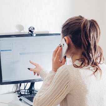 使用电脑的女士